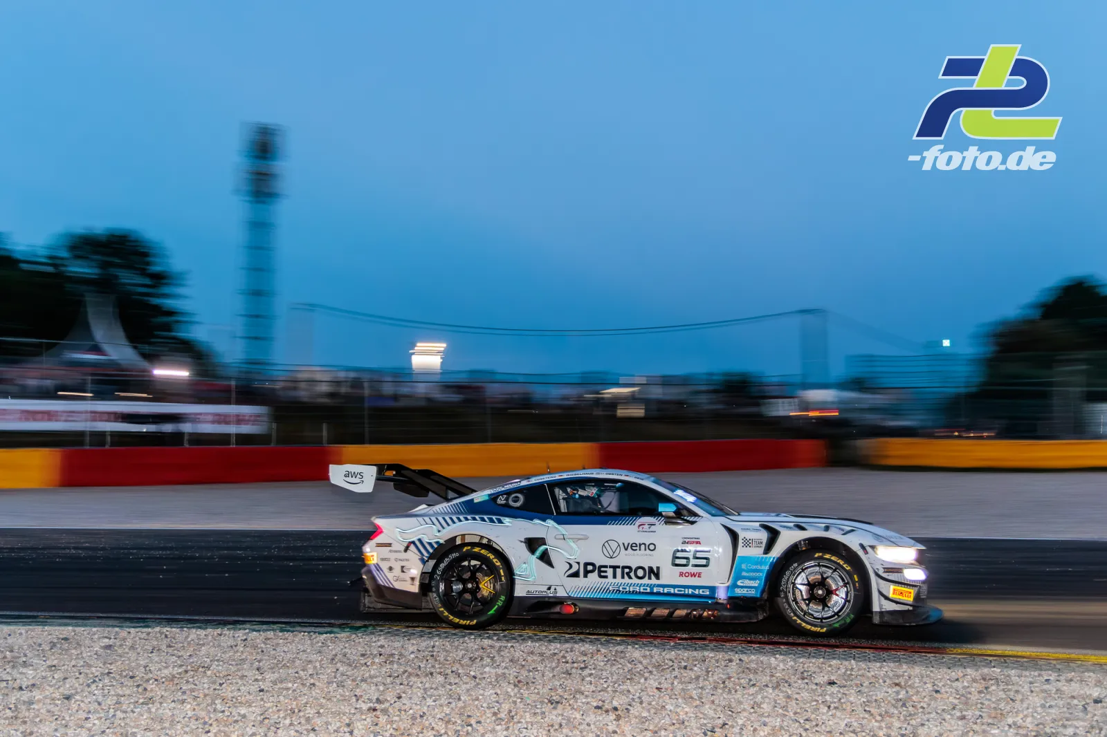 BMW M4 GT3 des Teams Petron in der Dämmerung auf der Strecke in Spa-Francorchamps beim 24-Stunden-Rennen, Mitzieher-Aufnahme.