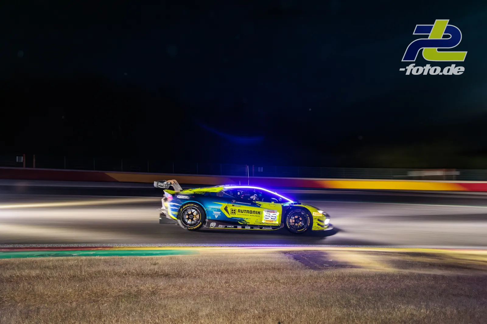 Lamborghini Temerario GT3 #96 bei Nacht auf Spa-Francorchamps, aufgenommen als Mitzieher mit Langzeitbelichtung während des 24-Stunden-Rennens.