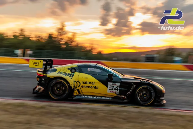 Aston Martin Vantage AMR GT3 EVO #34 in gelb-schwarzer Lackierung bei Sonnenuntergang auf der Strecke in Spa-Francorchamps als Mitzieher.