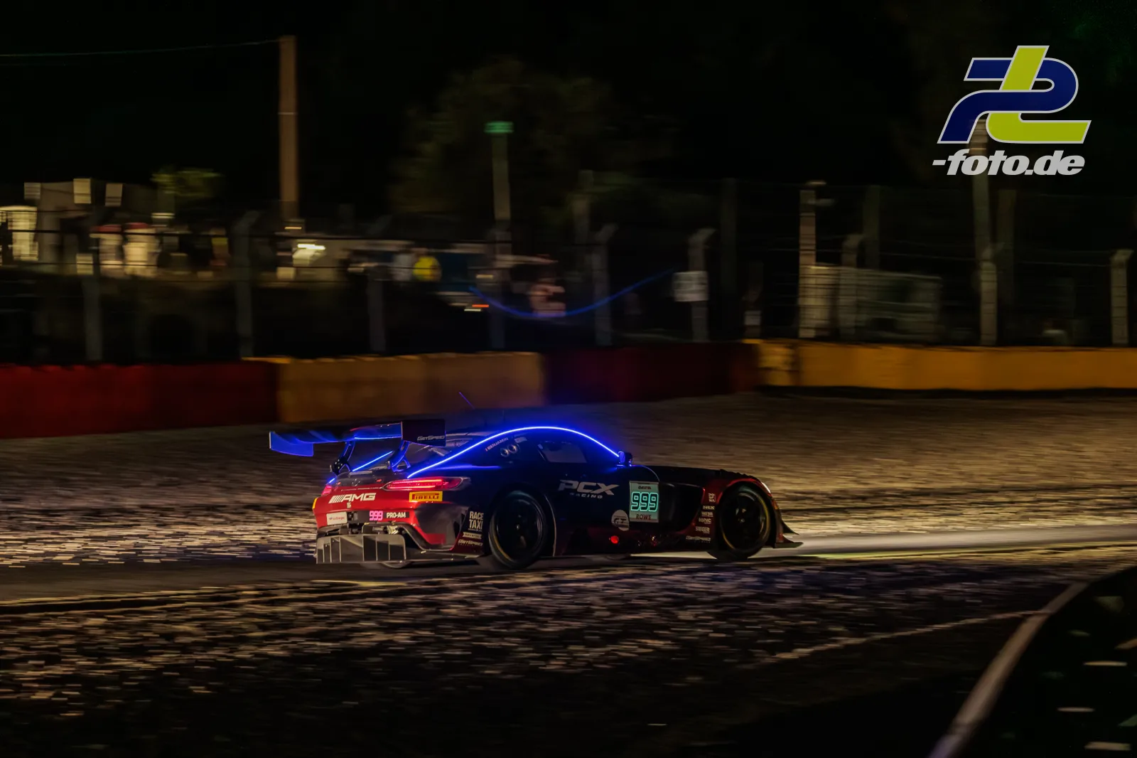 Mercedes-AMG GT3 EVO #999 vom GetSpeed Team PCX bei Nachtfahrt während der 24h von Spa-Francorchamps, Mitzieher mit spektakulärer Beleuchtung.