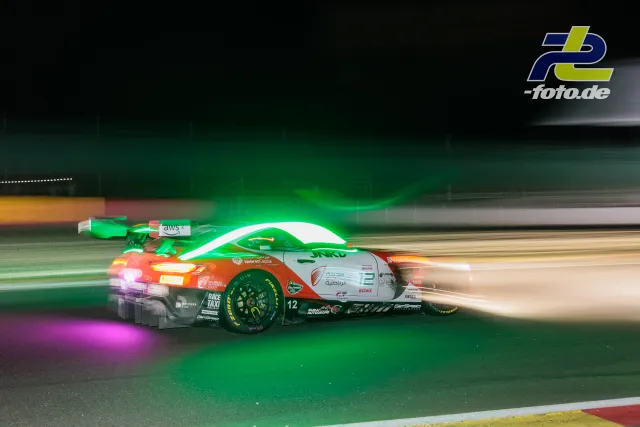 Mercedes-AMG GT3 EVO #12 von GetSpeed Team Dubai bei Nacht in Spa-Francorchamps, aufgenommen als dynamischer Mitzieher mit Bewegungsunschärfe.