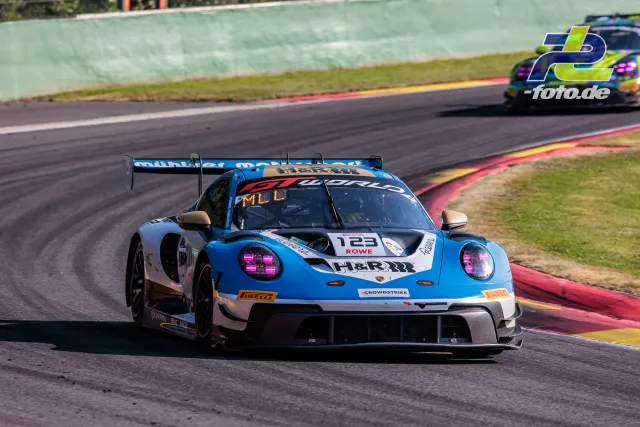 Porsche 911 GT3 R (992) EVO #123 von Muehlner Motorsport in der Kurve bei den 24 Stunden von Spa-Francorchamps