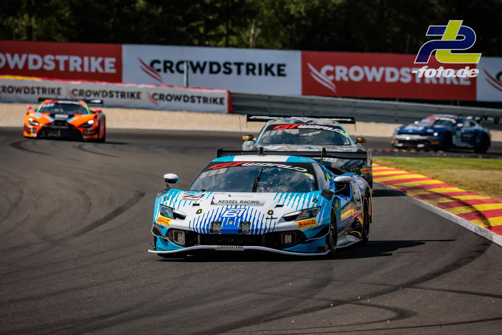 Ferrari 296 GT3 EVO von Kessel Racing in blau-weißer Lackierung während des 24-Stunden-Rennens von Spa-Francorchamps auf der Strecke.