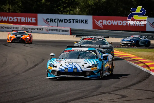 Ferrari 296 GT3 EVO von Kessel Racing in blau-weißer Lackierung während des 24-Stunden-Rennens von Spa-Francorchamps auf der Strecke.
