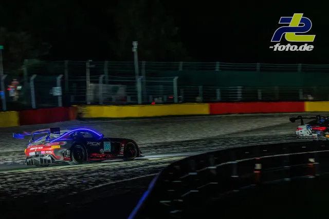 Mercedes-AMG GT3 EVO #999 von GetSpeed Team PCX bei Nachtfahrt während der 24h Spa-Francorchamps, Heckansicht in der Kurve.