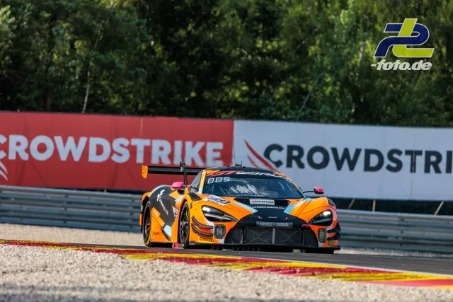 McLaren 720S GT3 EVO beim 24-Stunden-Rennen von Spa-Francorchamps in der Kurve über Randstein und Kiesbett.