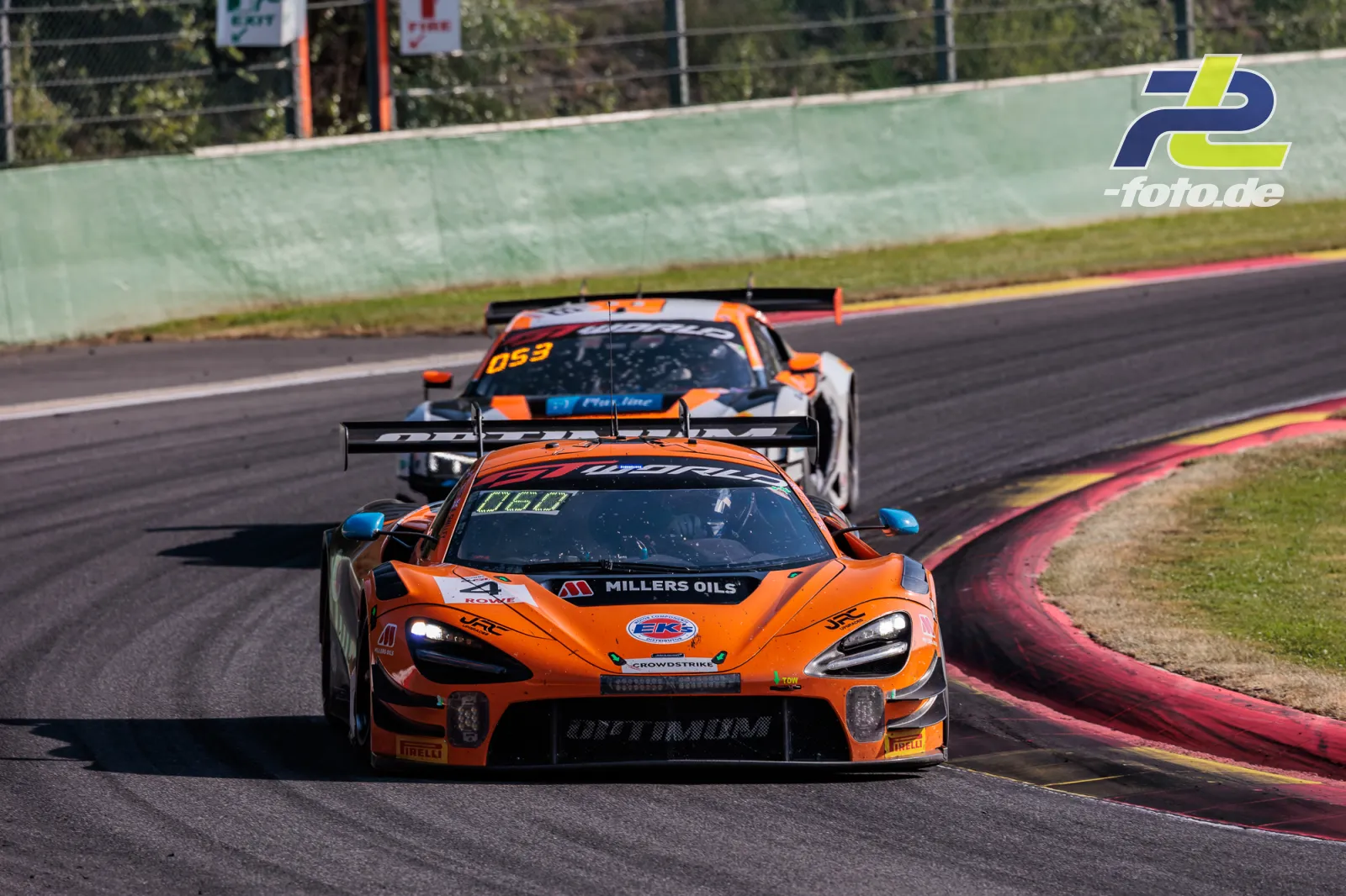 McLaren 720S GT3 EVO führt in einer Kurve vor einem weiteren GT3-Fahrzeug während der 24 Stunden von Spa-Francorchamps.