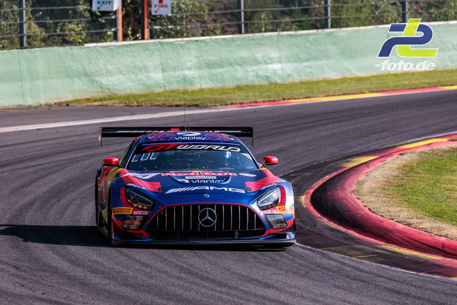 Mercedes-AMG GT3 EVO #3 in einer Kurve beim 24-Stunden-Rennen von Spa-Francorchamps, Frontansicht mit blau-roter Lackierung.