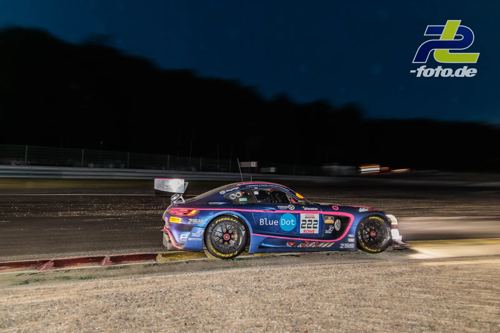 BMW M4 GT3 #222 im Kiesbett während der CrowdStrike 24 Hours of Spa bei Nacht, Seitenansicht vor Bergkulisse in Spa-Francorchamps.