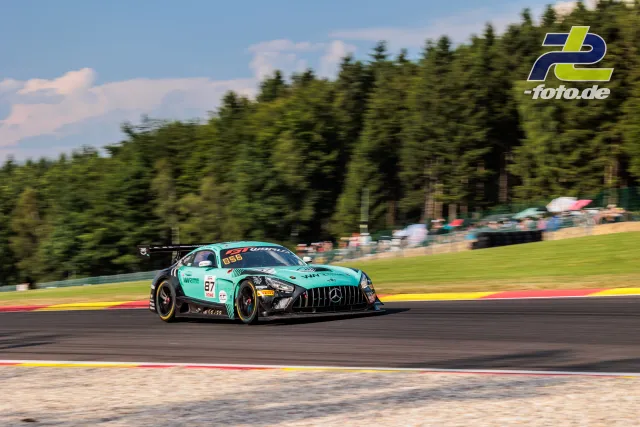 Mercedes-AMG GT3 EVO #87 von Winward Racing in Kurve bei den 24 Stunden von Spa-Francorchamps, türkise Lackierung, sonniger Tag.