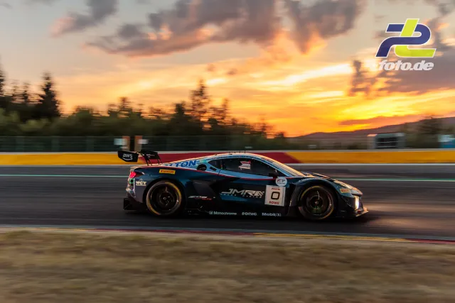 Corvette Z06 GT3 R von Johor Motorsports Racing bei Sonnenuntergang auf der Strecke in Spa-Francorchamps während des 24-Stunden-Rennens.