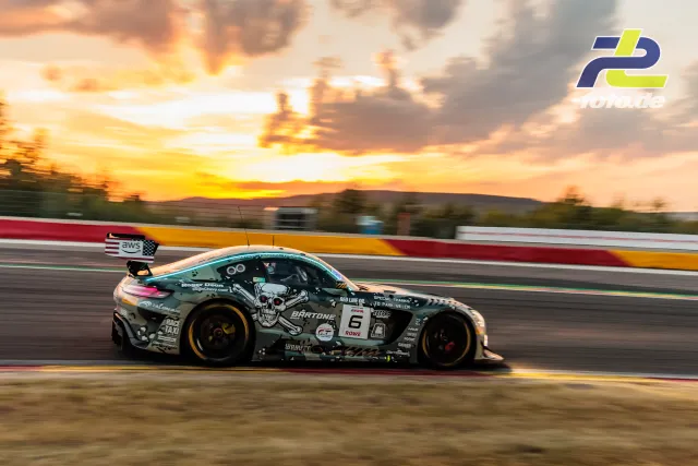 Mercedes-AMG GT3 EVO des GetSpeed Team Bartone Bros im Abendlicht beim 24-Stunden-Rennen in Spa-Francorchamps, dynamischer Mitzieher bei Sonnenuntergang