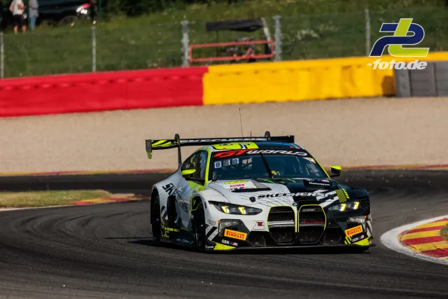 BMW M4 GT3 EVO von Team WRT in einer Kurve beim 24-Stunden-Rennen von Spa-Francorchamps. Weiße Lackierung mit neongelben Akzenten.