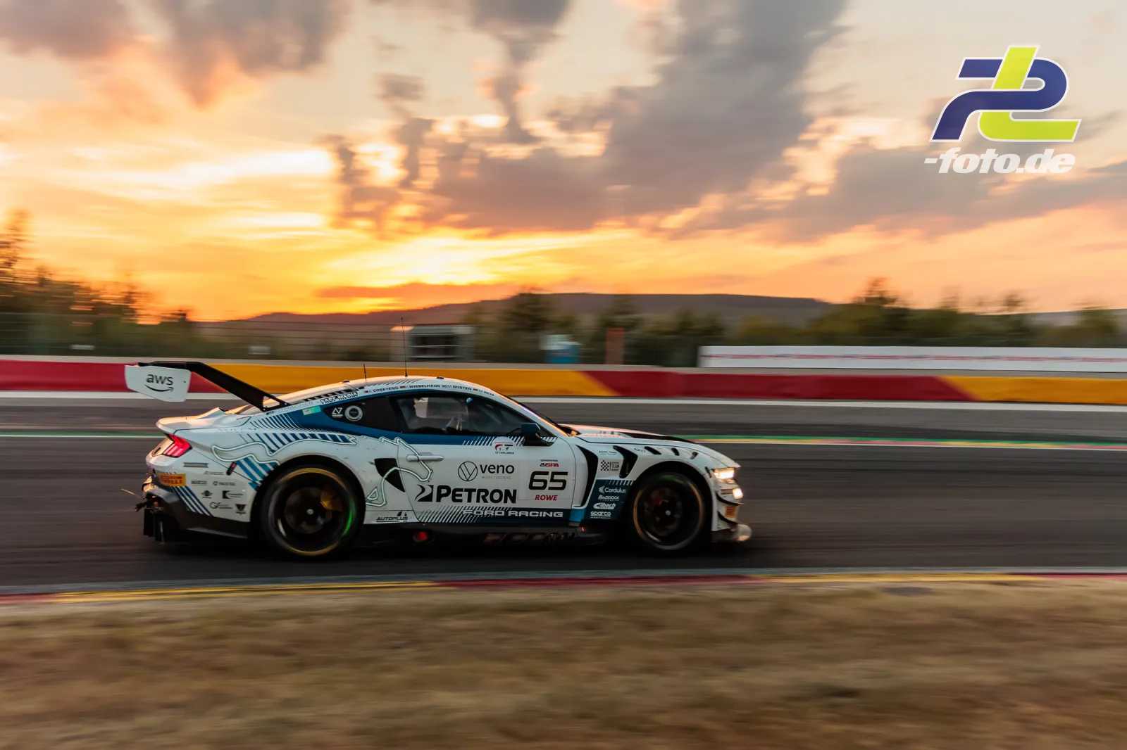 Ford Mustang GT3 EVO #65 bei Sonnenuntergang auf der Strecke in Spa-Francorchamps während der 24 Stunden von Spa.