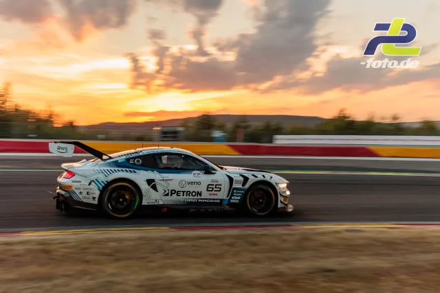 Ford Mustang GT3 EVO #65 bei Sonnenuntergang auf der Strecke in Spa-Francorchamps während der 24 Stunden von Spa.
