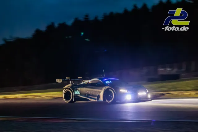 McLaren 720S GT3 EVO #23 von Team RJN in der Nacht beim 24-Stunden-Rennen in Spa-Francorchamps mit eingeschalteten Scheinwerfern.