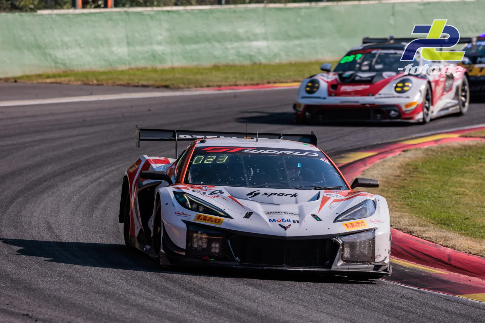Corvette Z06 GT3 R auf der Rennstrecke in Spa-Francorchamps während der CrowdStrike 24 Hours of Spa, gefolgt von weiteren GT3-Fahrzeugen.