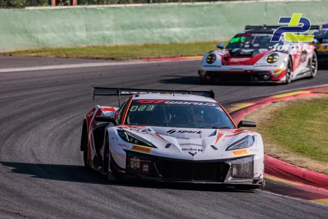 Corvette Z06 GT3 R auf der Rennstrecke in Spa-Francorchamps während der CrowdStrike 24 Hours of Spa, gefolgt von weiteren GT3-Fahrzeugen.