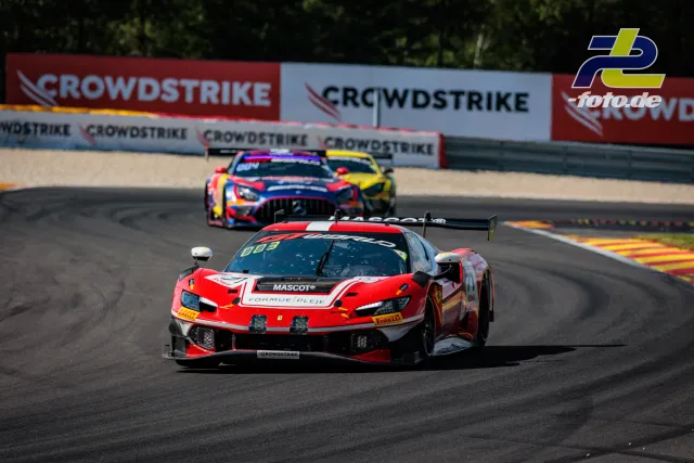 Ferrari 296 GT3 EVO #71 von Selected Car Racing in Kurve bei den CrowdStrike 24 Hours of Spa, gefolgt von zwei Konkurrenten.