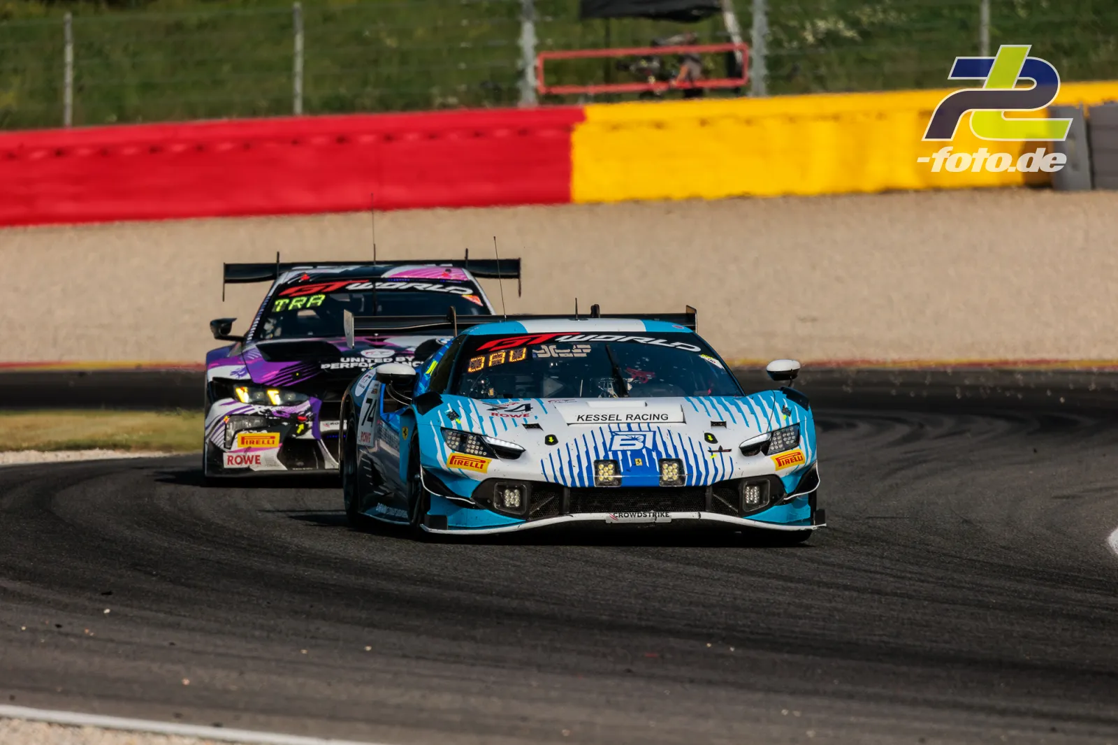 Ferrari 296 GT3 EVO von Kessel Racing im Zweikampf beim 24-Stunden-Rennen von Spa-Francorchamps, gefolgt von einem Konkurrenten.