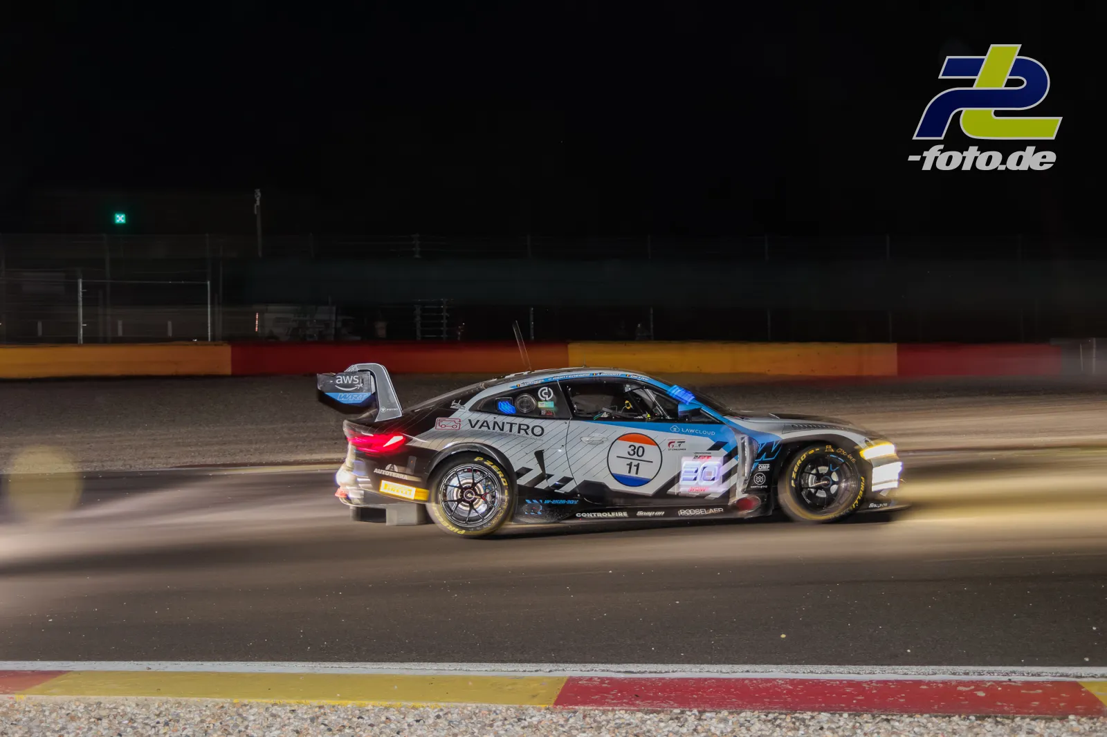BMW M4 GT3 EVO des Team WRT bei Nacht auf der Strecke in Spa-Francorchamps während der CrowdStrike 24 Hours of Spa, aufgenommen mit Mitzieher.