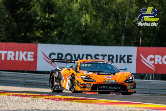 McLaren 720S GT3 EVO (#4) von Optimum Motorsport beim 24-Stunden-Rennen von Spa-Francorchamps auf der Strecke.