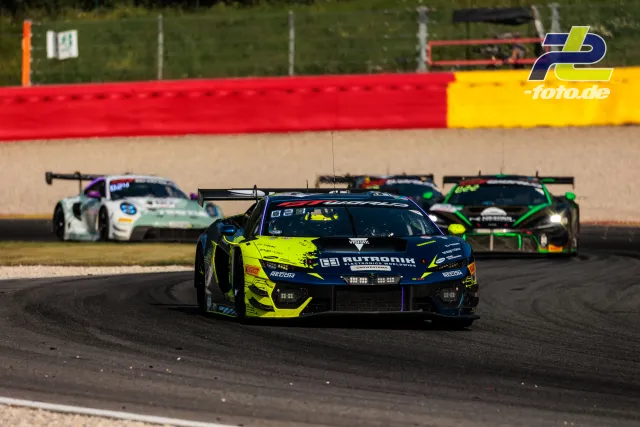 Lamborghini Temerario GT3 #96 von Rutronik Racing beim 24-Stunden-Rennen von Spa-Francorchamps, verfolgt von weiteren GT3-Rennwagen.