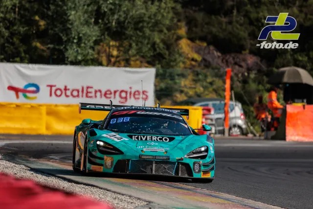McLaren 720S GT3 EVO in türkis auf der Rennstrecke beim 24-Stunden-Rennen von Spa-Francorchamps.