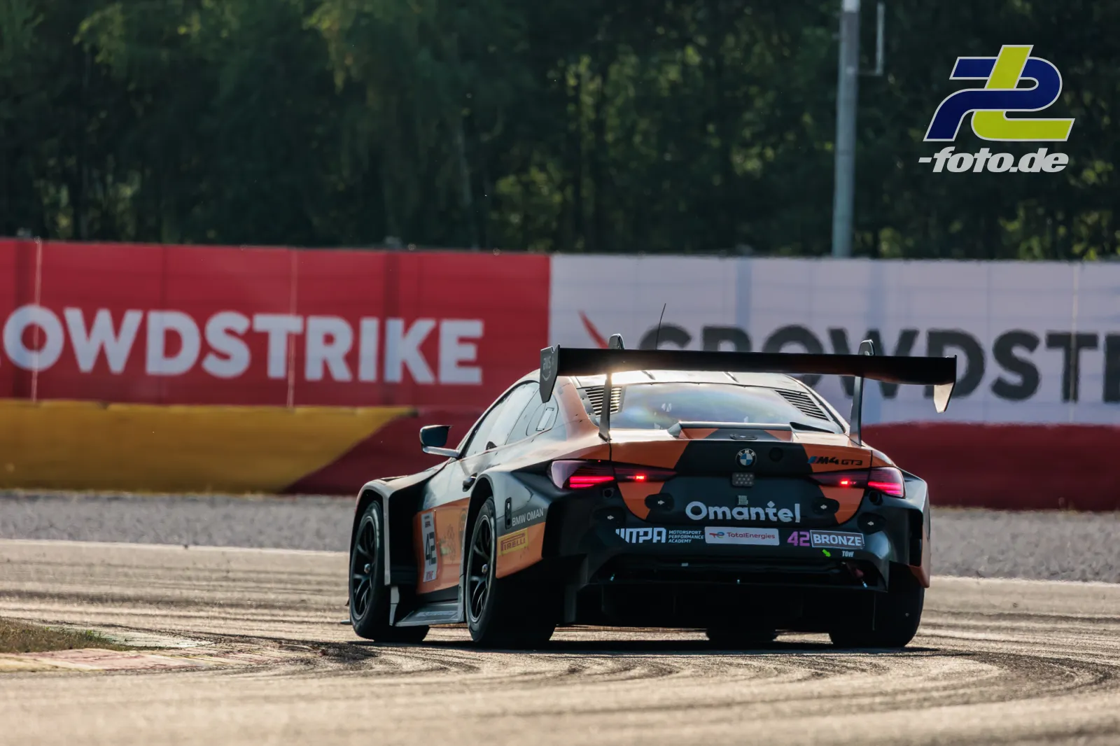 BMW M4 GT3 EVO von Oman Racing by Century Motorsport von hinten auf der Strecke beim 24-Stunden-Rennen in Spa-Francorchamps