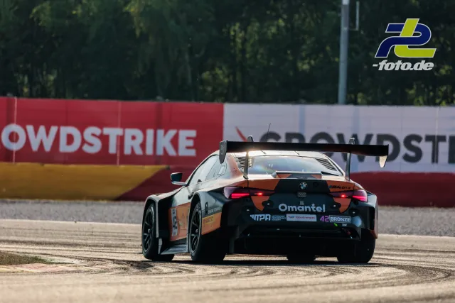 BMW M4 GT3 EVO von Oman Racing by Century Motorsport von hinten auf der Strecke beim 24-Stunden-Rennen in Spa-Francorchamps