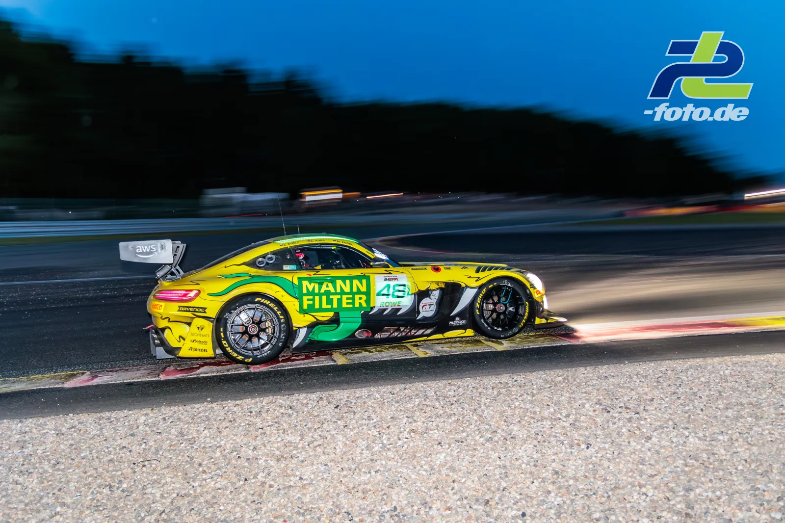 Mercedes-AMG GT3 EVO #48 in gelb-grüner Mann-Filter-Lackierung bei der Fahrt während der Dämmerung beim 24-Stunden-Rennen in Spa-Francorchamps