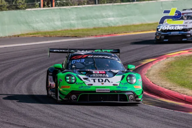 Porsche 911 GT3 R (992) EVO Nummer 54 von Dinamic GT in der Kurve auf dem Circuit de Spa-Francorchamps beim 24-Stunden-Rennen.