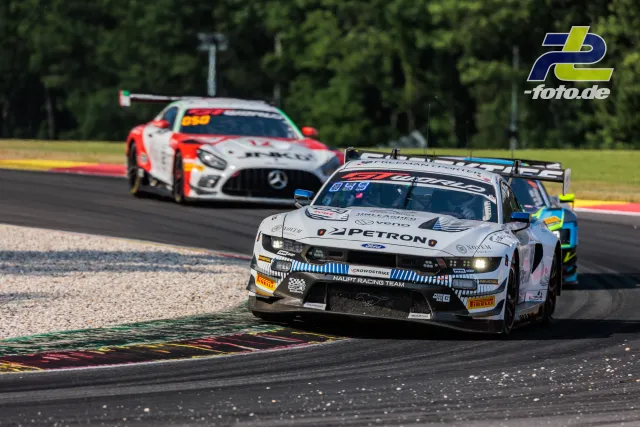 Ford Mustang GT3 EVO Nr. 65 von HRT Ford Racing im Zweikampf auf der Strecke beim 24h-Rennen Spa-Francorchamps