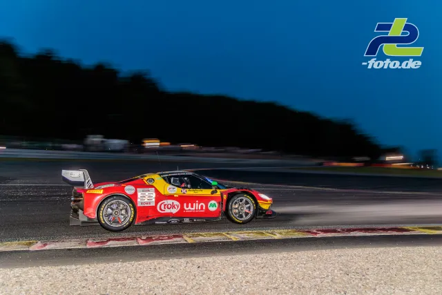 Ferrari 296 GT3 EVO von AF Corse in der Dämmerung auf der Strecke beim 24-Stunden-Rennen von Spa-Francorchamps.