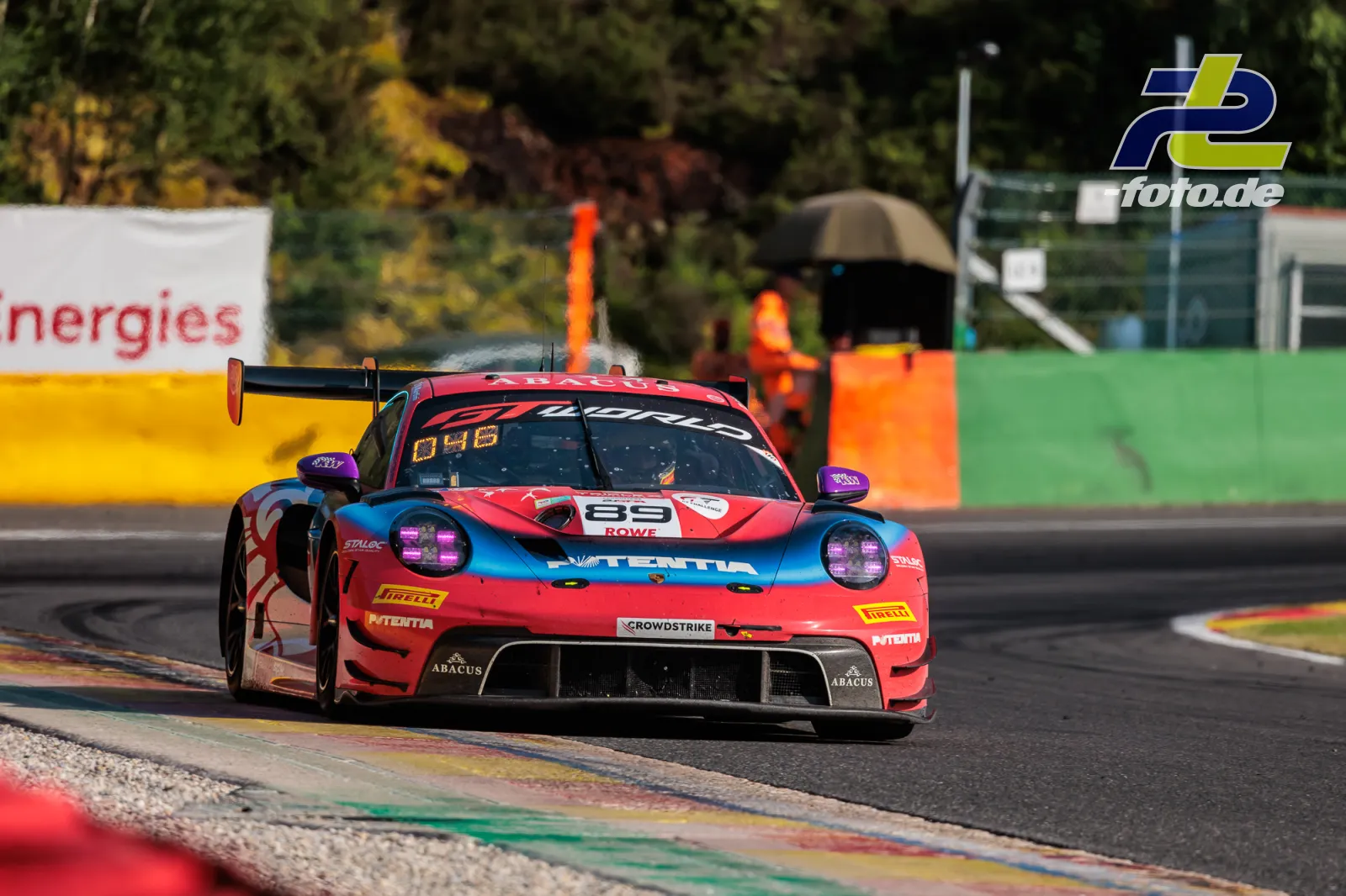 Porsche 911 GT3 R mit Startnummer 89 von Lionspeed GP in einer Kurve beim 24-Stunden-Rennen in Spa-Francorchamps.