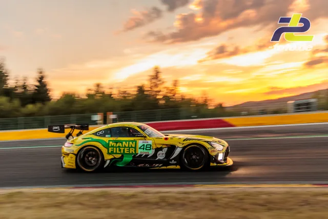 BMW M4 GT3 #48 im Mitzieher bei Sonnenuntergang während der 24 Stunden von Spa-Francorchamps, gelb-grüne Lackierung mit MANN-FILTER-Sponsoring.