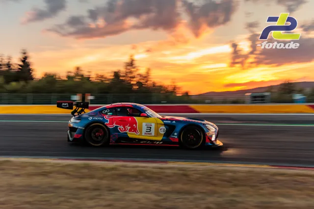 Mercedes-AMG GT3 EVO in Seitenansicht bei Sonnenuntergang während des 24-Stunden-Rennens von Spa-Francorchamps, Mitzieher mit Bewegungsunschärfe.