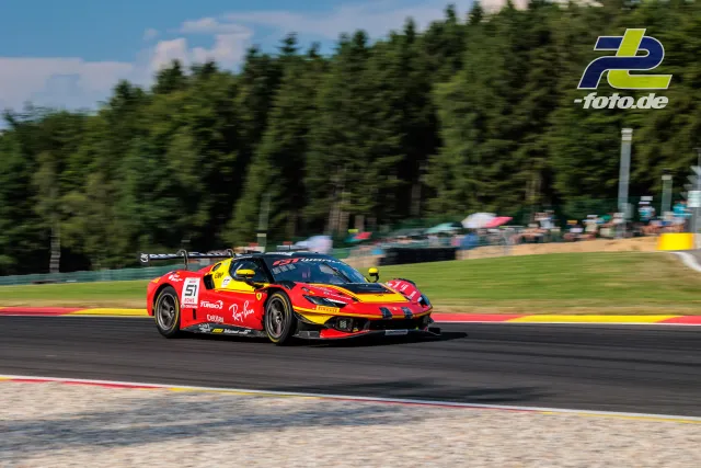 Ferrari 296 GT3 EVO des AF Corse Teams in rot-gelber Lackierung während des 24-Stunden-Rennens in Spa-Francorchamps auf der Strecke.