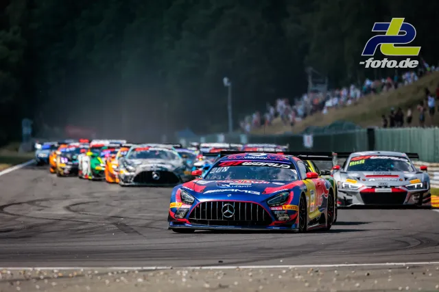 Mercedes-AMG GT3 und Audi R8 LMS GT3 führen das Fahrzeugfeld während der CrowdStrike 24 Hours of Spa in Spa-Francorchamps an.