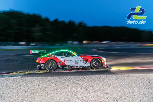 Mercedes-AMG GT3 EVO von GetSpeed Team Dubai in der Dämmerung auf der Rennstrecke Spa-Francorchamps beim 24-Stunden-Rennen.