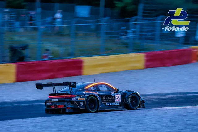 Porsche 911 GT3 R mit Startnummer 91 bei Dämmerung auf nasser Strecke beim 24-Stunden-Rennen von Spa-Francorchamps