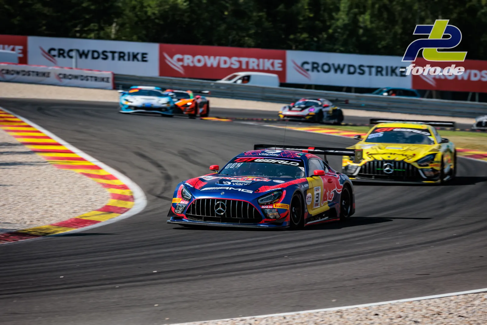 Mercedes-AMG GT3 EVO #3 des Teams Verstappen Racing in Kurve bei den CrowdStrike 24 Hours of Spa mit Verfolgerfeld auf der Strecke.
