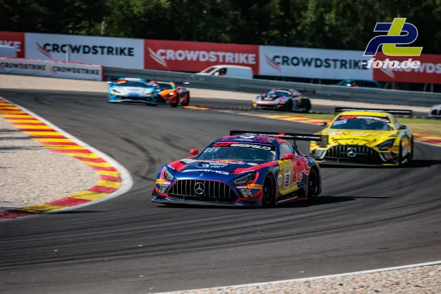 Mercedes-AMG GT3 EVO #3 des Teams Verstappen Racing in Kurve bei den CrowdStrike 24 Hours of Spa mit Verfolgerfeld auf der Strecke.