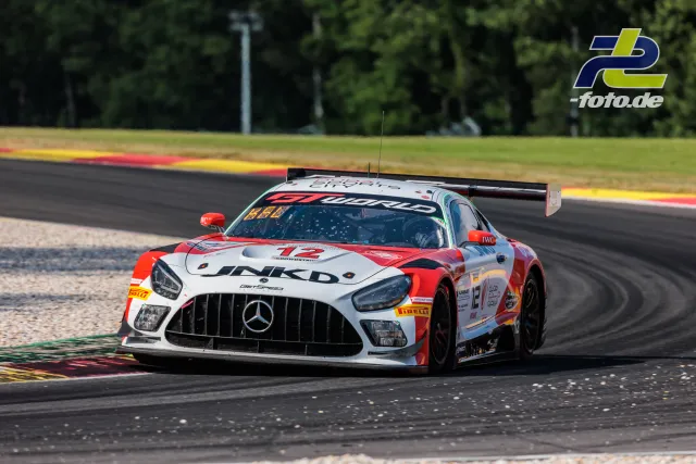 Mercedes-AMG GT3 EVO Nummer 12 von GetSpeed Team Dubai in der Kurve beim 24-Stunden-Rennen von Spa-Francorchamps.