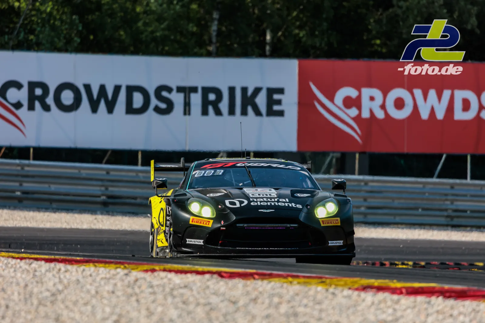 Aston Martin Vantage AMR GT3 EVO #34 von natural elements by Walkenhorst Motorsport in einer Kurve beim 24-Stunden-Rennen von Spa-Francorchamps.