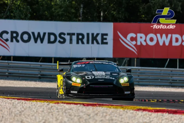 Aston Martin Vantage AMR GT3 EVO #34 von natural elements by Walkenhorst Motorsport in einer Kurve beim 24-Stunden-Rennen von Spa-Francorchamps.