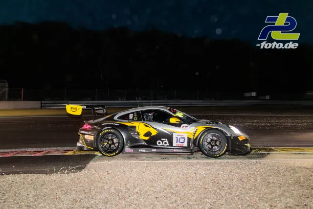 Porsche 911 GT3 R (992) EVO #10 von Boutsen VDS in gelb-schwarz-silberner Lackierung bei Nacht in Spa-Francorchamps während der 24h von Spa.