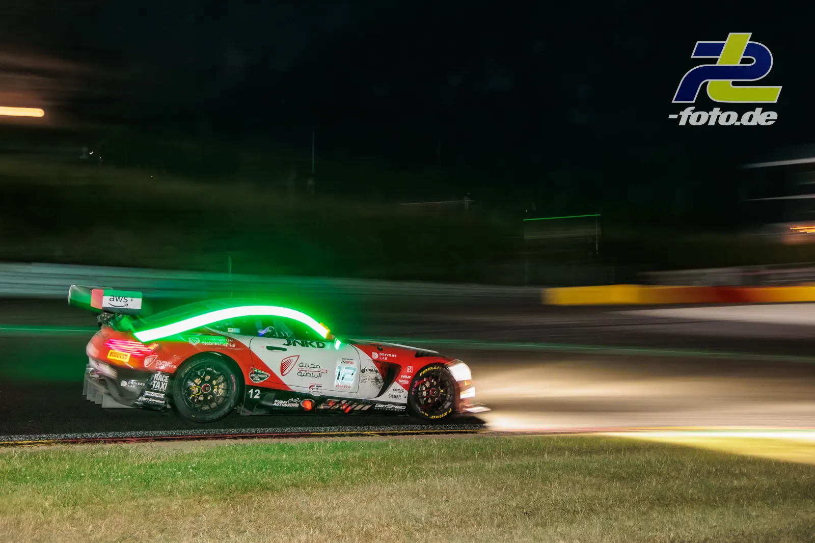 Mercedes-AMG GT3 EVO #12 von GetSpeed Team Dubai bei Nacht auf dem Circuit de Spa-Francorchamps während des 24-Stunden-Rennens, Mitzieher