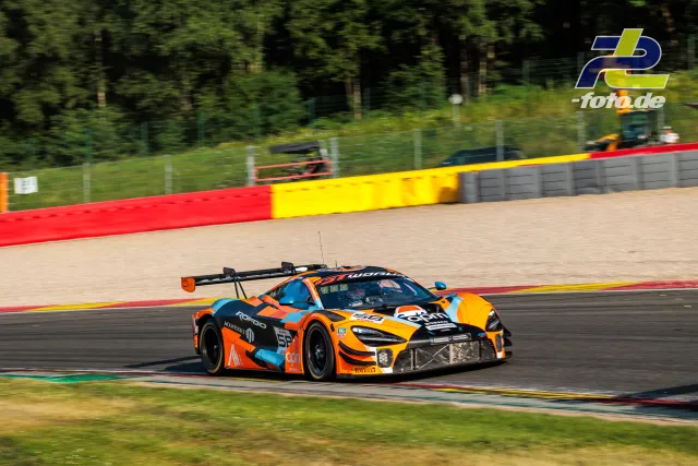 McLaren 720S GT3 EVO #58 von Garage 59 fährt durch eine Kurve beim 24-Stunden-Rennen in Spa-Francorchamps.