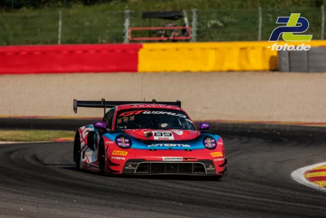 Porsche 911 GT3 R in rot-blauer Lackierung bei den 24 Stunden von Spa-Francorchamps auf der Rennstrecke, Frontansicht.